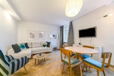 Telewizja i/lub zestaw kina domowego w obiekcie Warsaw Concierge Opera II