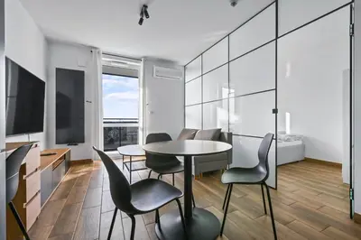 Telewizja i/lub zestaw kina domowego w obiekcie RentPlanet - Apartamenty Wiktoryn