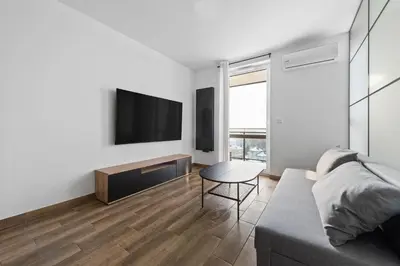 Telewizja i/lub zestaw kina domowego w obiekcie RentPlanet - Apartamenty Wiktoryn