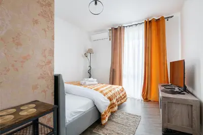 Łóżko lub łóżka w pokoju w obiekcie RentPlanet - Apartamenty Wiktoryn