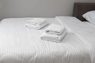 Łóżko lub łóżka w pokoju w obiekcie Bemowo Lazurowa Chic Apartment by BookingHost