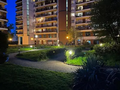Ogród w obiekcie Duży Apartament na doby w centrum Warszawy