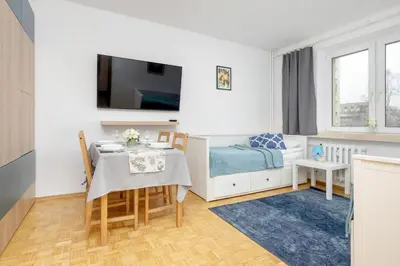 Telewizja i/lub zestaw kina domowego w obiekcie Spacious Apartment with Three Bedrooms in Warsaw by Noclegi Renters