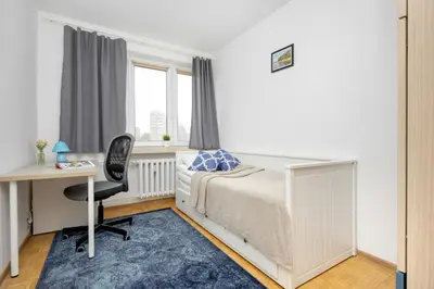 Łóżko lub łóżka w pokoju w obiekcie Spacious Apartment with Three Bedrooms in Warsaw by Noclegi Renters