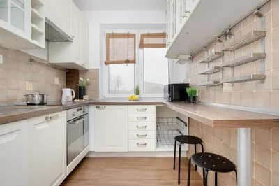 Kuchnia lub aneks kuchenny w obiekcie Spacious Apartment with Three Bedrooms in Warsaw by Noclegi Renters