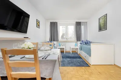 Telewizja i/lub zestaw kina domowego w obiekcie Spacious Apartment with Three Bedrooms in Warsaw by Noclegi Renters