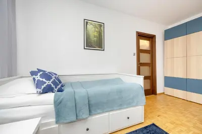 Łóżko lub łóżka w pokoju w obiekcie Spacious Apartment with Three Bedrooms in Warsaw by Noclegi Renters