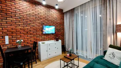 Telewizja i/lub zestaw kina domowego w obiekcie ApartamentySnu, Wola Premium IV z parkingiem