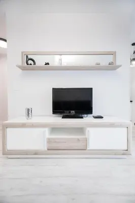 Telewizja i/lub zestaw kina domowego w obiekcie Lovely studio close to the Center. Free Parking