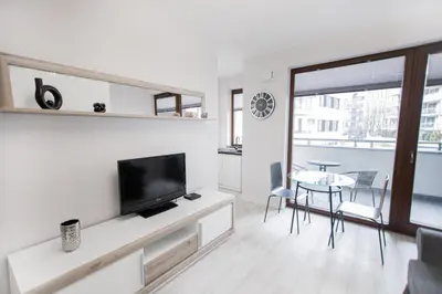 Telewizja i/lub zestaw kina domowego w obiekcie Lovely studio close to the Center. Free Parking