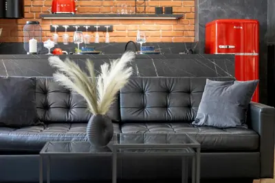 Część wypoczynkowa w obiekcie Exclusive Grey and Red Apartment in Warsaw Center by Noclegi Renters