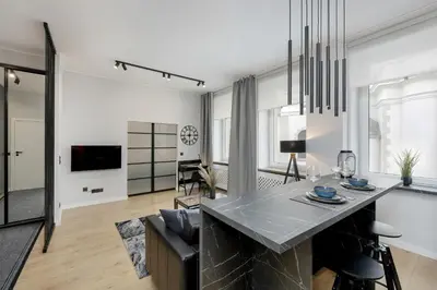 Telewizja i/lub zestaw kina domowego w obiekcie Exclusive Grey and Red Apartment in Warsaw Center by Noclegi Renters