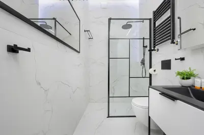 Łazienka w obiekcie Exclusive Grey and Red Apartment in Warsaw Center by Noclegi Renters
