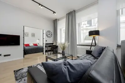 Część wypoczynkowa w obiekcie Exclusive Grey and Red Apartment in Warsaw Center by Noclegi Renters