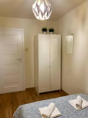 Łóżko lub łóżka w pokoju w obiekcie HALBY rooms Rondo ONZ