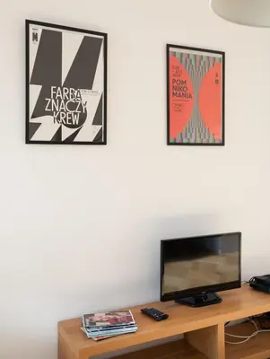 Telewizja i/lub zestaw kina domowego w obiekcie Solec Powiśle Cosy Apartment by BookingHost