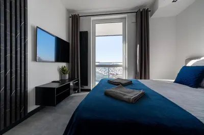 Łóżko lub łóżka w pokoju w obiekcie Nowe Apartamenty Warszawa Wiktoryn TV Smart WI-FI