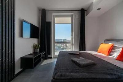 Łóżko lub łóżka w pokoju w obiekcie Nowe Apartamenty Warszawa Wiktoryn TV Smart WI-FI