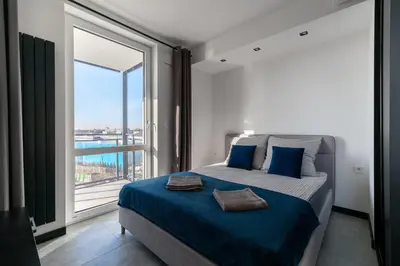 Łóżko lub łóżka w pokoju w obiekcie Nowe Apartamenty Warszawa Wiktoryn TV Smart WI-FI