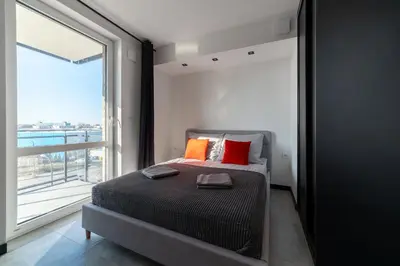 Łóżko lub łóżka w pokoju w obiekcie Nowe Apartamenty Warszawa Wiktoryn TV Smart WI-FI
