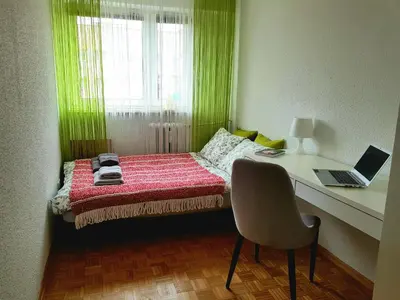 Łóżko lub łóżka w pokoju w obiekcie Wygodny dwupokojowy apartament pomiedzy lotniskiem a centrum