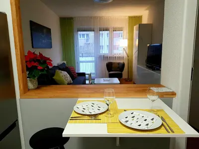 Telewizja i/lub zestaw kina domowego w obiekcie Wygodny dwupokojowy apartament pomiedzy lotniskiem a centrum