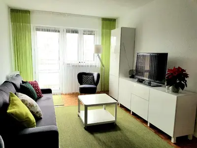 Telewizja i/lub zestaw kina domowego w obiekcie Wygodny dwupokojowy apartament pomiedzy lotniskiem a centrum