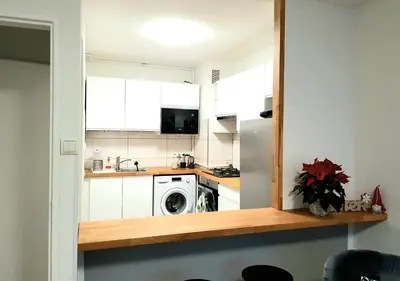 Kuchnia lub aneks kuchenny w obiekcie Wygodny dwupokojowy apartament pomiedzy lotniskiem a centrum