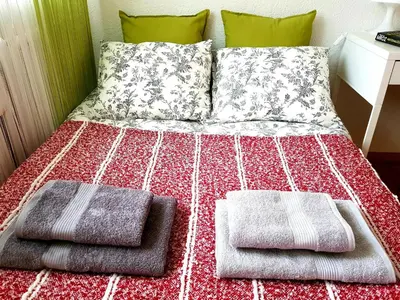 Łóżko lub łóżka w pokoju w obiekcie Wygodny dwupokojowy apartament pomiedzy lotniskiem a centrum
