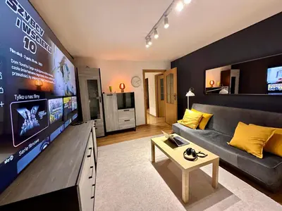Telewizja i/lub zestaw kina domowego w obiekcie VIEW 3 fast WiFi 1Gbs 85'TV AmazonTV HBO Disney+
