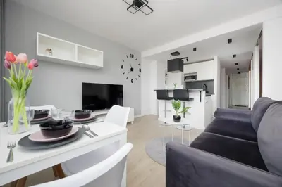 Telewizja i/lub zestaw kina domowego w obiekcie Marszałkowska Stylish Apartments with Balcony Warsaw Center by Noclegi Renters