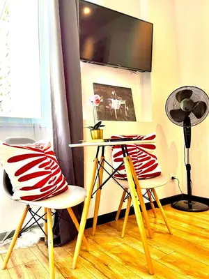 Telewizja i/lub zestaw kina domowego w obiekcie Nice 1Room Condo WarszawaCenter