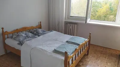 Łóżko lub łóżka w pokoju w obiekcie Uroczy apartament z bezpłatnych parkingiem