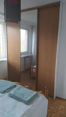 Łóżko lub łóżka w pokoju w obiekcie Uroczy apartament z bezpłatnych parkingiem
