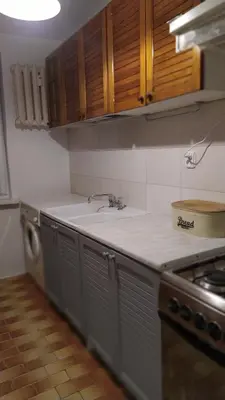 Kuchnia lub aneks kuchenny w obiekcie Uroczy apartament z bezpłatnych parkingiem