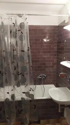 Łazienka w obiekcie Uroczy apartament z bezpłatnych parkingiem