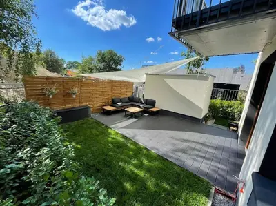 Ogród w obiekcie Modern apartment with spacious backyard by Matt