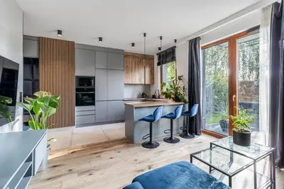 Kuchnia lub aneks kuchenny w obiekcie Modern apartment with spacious backyard by Matt