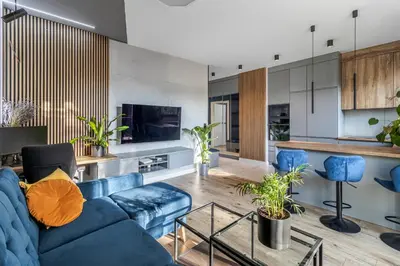 Telewizja i/lub zestaw kina domowego w obiekcie Modern apartment with spacious backyard by Matt