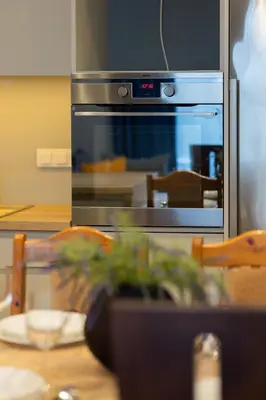 Kuchnia lub aneks kuchenny w obiekcie 2 Bedroom Apartment Beautiful Green Surroundings Międzyborska Street by Noclegi Renters