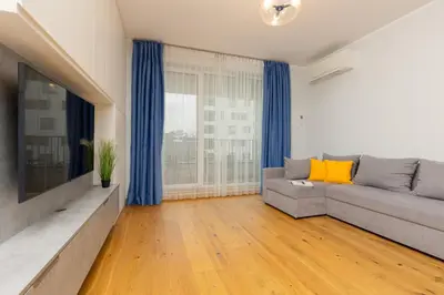 Telewizja i/lub zestaw kina domowego w obiekcie 2 Bedroom Apartment Beautiful Green Surroundings Międzyborska Street by Noclegi Renters
