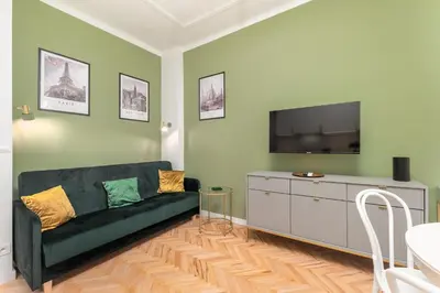 Telewizja i/lub zestaw kina domowego w obiekcie Aleje Jerozolimskie 42 by Homeprime
