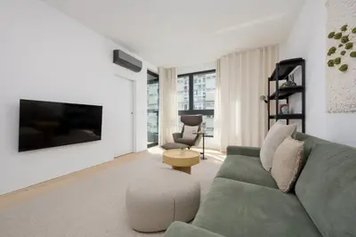 Telewizja i/lub zestaw kina domowego w obiekcie Stylish Grzybowska Apartments by Noclegi Renters