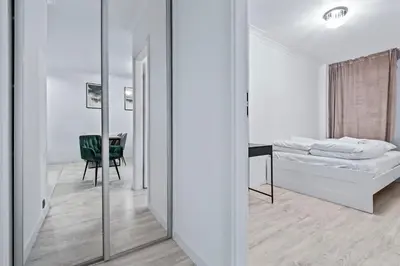 Łóżko lub łóżka w pokoju w obiekcie RentPlanet - Apartament Muranów