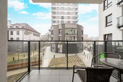 Balkon lub taras w obiekcie Metro Płocka Cosy Apartment by BookingHost