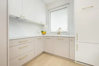 Kuchnia lub aneks kuchenny w obiekcie Stylish Apartment with Balcony 7th Floor by Noclegi Renters