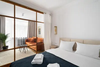 Łóżko lub łóżka w pokoju w obiekcie Hoża Modern Apartment by BookingHost