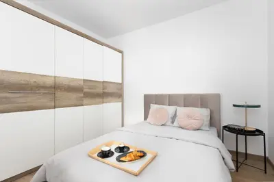 Łóżko lub łóżka w pokoju w obiekcie Apartament Gocławska SWPS PGE Narodowy Dworzec Wschodni Soho Factory