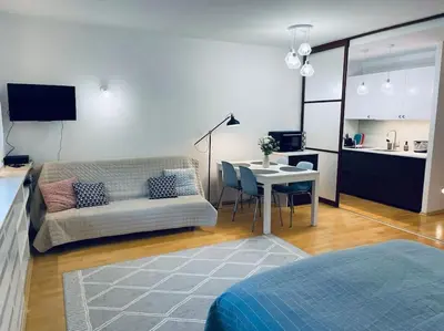 Telewizja i/lub zestaw kina domowego w obiekcie Shiraz Garden Studio