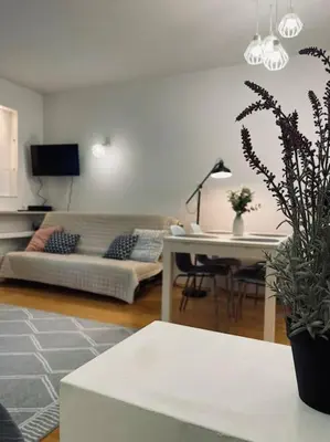 Telewizja i/lub zestaw kina domowego w obiekcie Shiraz Garden Studio